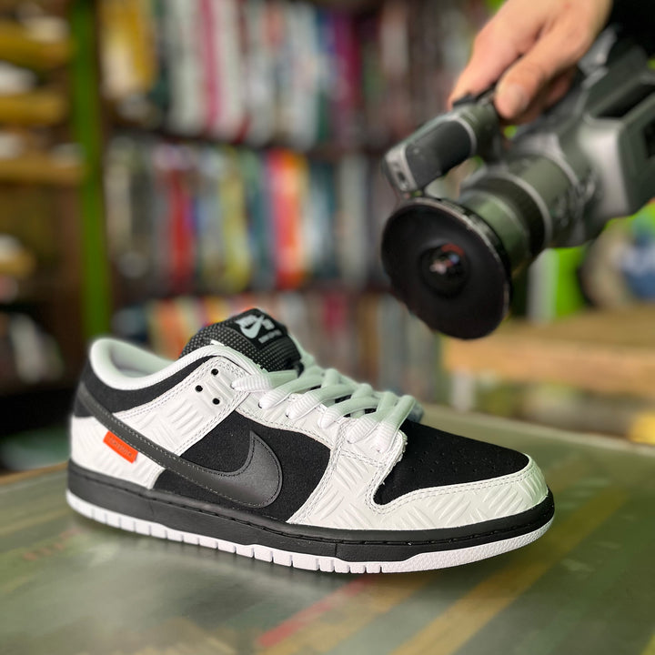 Tightbooth x Nike SB Dunk Low Raffle