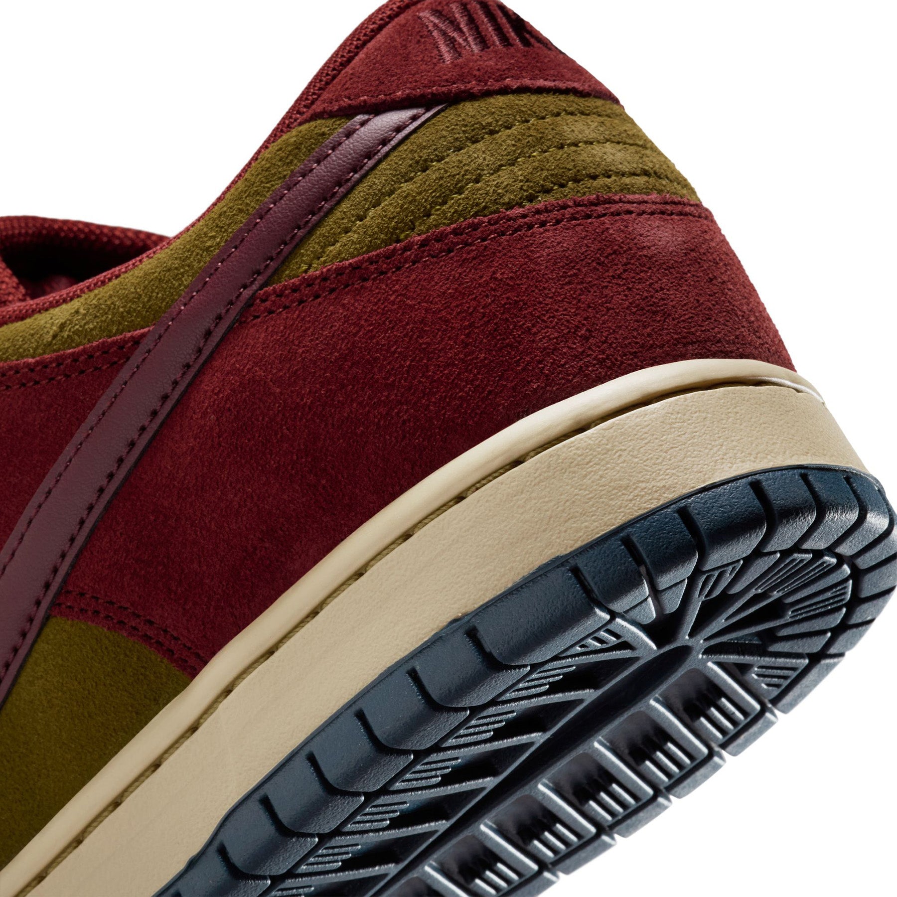 ◆正規品◆NIKE SB DUNK LOW PRO RED OLIVE FLAK◆関税/送料込◆ Nike SB Dunk Low Pro Dark Team Red/Olive Flak - Orchard